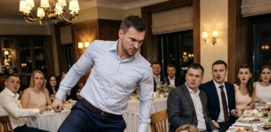 Pred svim kolegama mi je izvukao stolicu da me ponizi — ali 11 minuta kasnije zazvonio je telefon koji mu je promijenio sve