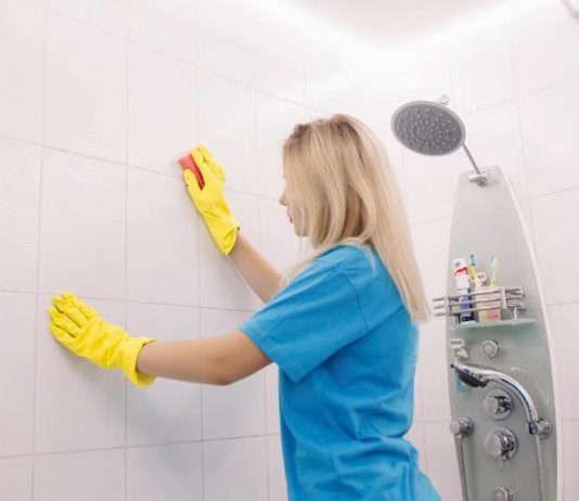 Svi hvale sirće, ali ovo je veća moć: Čudo koje je čekalo uklonilo je prljavštinu i plijesan u 20 godina starom kupatilu za samo nekoliko sati