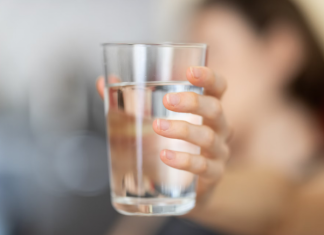 Pijte vodu sa malo ovog začina svako jutro i samo gledajte kako se salo brzo topi