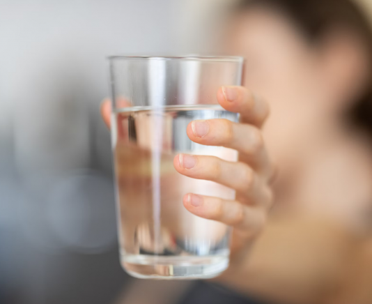 Pijte vodu sa malo ovog začina svako jutro i samo gledajte kako se salo brzo topi