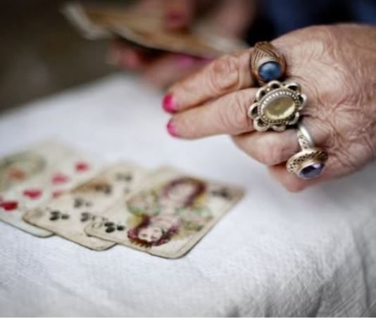 Horoskop za april po ciganskim kartama: 1 znak je pravi srećnik zodijaka, ne zna se u čemu će više imati sreće, cvetaće sa prolećem