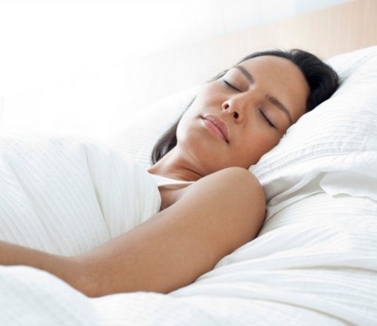 U današnjem članku vam pišemo na temu problema sa spavanjem i kako možete riješiti ovu dilemu pomoću jednostavnog, ali moćnog prirodnog rješenja. Zbog stresa, obaveza i stalne izloženosti ekranima, mnogi od nas se suočavaju s nesanicom, ali postoji jednostavan način kako da poboljšamo kvalitet svog sna. U današnjem svetu, mnogi ljudi muče muku sa nesanicom. Bez obzira na to što se trudimo da se opustimo, dani su preplavljeni obavezama, a noći se često pretvore u beskonačno razmišljanje o tome šta sve nismo postigli. Ovaj začarani krug može da vodi do problema sa koncentracijom, raspoloženjem i zdravljem, a sve to nastaje zbog lošeg sna. Međutim, postoji rešenje koje je jednostavno i prirodno – glicin. Glicin je aminokiselina koju naše telo već proizvodi, ali u vremenima stresa ili nesanice, može doći do njenog smanjenog nivoa. Ova tihi pomagač u organizmu ima nevjerojatnu sposobnost da opusti nervni sistem, smanji psihičku napetost i snižava telesnu temperaturu, što su prirodni signali da je vreme za san. Zbog tih svojstava, glicin je postao pravi saveznik za ljude koji žele poboljšati kvalitet svog sna. Upotreba glicina je vrlo jednostavna. Potrebno je uzeti pola male kašičice (oko 3 grama) glicina, rastvoriti ga u malo vode i popiti sat vremena pre nego što legnete u krevet. Ako ste stariji, možete ga popiti i do dva sata ranije. Rezultati mogu biti primetni već prve noći – san će biti dublji, a buđenje lakše i osvežavajuće. Glicin ne samo da pomaže u postizanju boljeg sna, već pruža i mnoge druge koristi za vaše telo. Jedna od značajnih prednosti glicina je detoksikacija organizma. Pomaže jetri da proizvodi glutation, najjači antioksidans, koji pomaže u čišćenju tela od toksina. Pored toga, glicin igra ključnu ulogu u očuvanju mišićne mase, sprečavajući sarkopeniju, odnosno gubitak mišića kod starijih osoba, što omogućava održavanje pokretljivosti i vitalnosti. Takođe, glicin je važan za proizvodnju kolagena, što pomaže u održavanju elastičnosti kože i smanjenju bora. Još jedna značajna korist glicina je njegova uloga u prevenciji srčanih bolesti. Istraživanja su pokazala da osobe sa višim nivoima glicina u krvi ređe pate od kardiovaskularnih problema. Takođe, glicin može regulisati šećer u krvi, povećavajući osetljivost na insulin i stabilizujući nivo šećera, što je korisno osobama koje imaju dijabetes. Glicin je siguran za upotrebu, a dolazi u obliku praha koji se lako rastvara u vodi. Iako je bez ukusa, potrebno je da se posavetujete sa lekarom ukoliko koristite lekove ili imate hronične zdravstvene probleme, pre nego što ga počnete koristiti. Svi mi želimo da spavamo kao beba, da se probudimo odmorniji i sa više energije za novi dan. Nažalost, u svetu u kojem je previše informacija i notifikacija koje nas neprestano drže budnima, pravi san se čini kao luksuz. No, sa glicinom kao prirodnim saveznikom, rešavanje problema sa nesanicom postaje mnogo jednostavnije. Glicin ne samo da pomaže u usmeravanju vašeg tela prema prirodnom ciklusu spavanja, već radi sa vašim organizmom, vraćajući ga u ravnotežu i dajući signal: “Vreme je za odmor.” Zamislite samo da možete leći u krevet i brzo zaspati, da se ne budite usred noći i da se probudite potpuno osveženi. Takav san nije nešto nedostižno. To je vaše prirodno pravo, a glicin vam može pomoći da ga povratite. Uz samo pola kašičice praha, možete napraviti ogromnu razliku u kvalitetu svog života. Na kraju, važno je zapamtiti da je san ključni deo našeg zdravlja, kako fizičkog, tako i mentalnog. U vremenu koje živimo, kada je sve ubrzano i često preplavljeno stresom, trebamo da se podsetimo da je san, kao i zdravo telo, temelj za srećan i uspešan život. Glicin nam pomaže da se oslobodimo napetosti, usmerimo ka opuštanju i osiguramo da naš san bude zaista regenerativan.