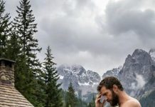 Obitelj ju je prodala čovjeku koji živi visoko u planinama – čovjeku o kojem se u selu samo šapatom pričalo. Razlog je bio taj što je djevojka bila “jadna”. Mnogim ljudima je to značilo da je teret, beznačajna osoba. No, godinu dana kasnije, njezini roditelji su odlučili provjeriti kako njihova kćer zaista živi… a kad su otvorili vrata drvene kolibe u planinama, smrzli su se u nevjerici. 😲😵