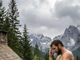 Obitelj ju je prodala čovjeku koji živi visoko u planinama – čovjeku o kojem se u selu samo šapatom pričalo. Razlog je bio taj što je djevojka bila “jadna”. Mnogim ljudima je to značilo da je teret, beznačajna osoba. No, godinu dana kasnije, njezini roditelji su odlučili provjeriti kako njihova kćer zaista živi… a kad su otvorili vrata drvene kolibe u planinama, smrzli su se u nevjerici. 😲😵