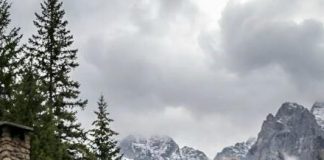 Obitelj ju je prodala čovjeku koji živi visoko u planinama – čovjeku o kojem se u selu samo šapatom pričalo. Razlog je bio taj što je djevojka bila “jadna”. Mnogim ljudima je to značilo da je teret, beznačajna osoba. No, godinu dana kasnije, njezini roditelji su odlučili provjeriti kako njihova kćer zaista živi… a kad su otvorili vrata drvene kolibe u planinama, smrzli su se u nevjerici. 😲😵