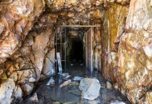 2 godine pošto je nestao rudar u starom rudniku radnici su pronašli njegovu kacigu: Nakon toga otkrivaju misteriju zbog koje su prebledeli