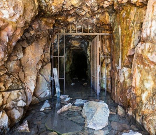 2 godine pošto je nestao rudar u starom rudniku radnici su pronašli njegovu kacigu: Nakon toga otkrivaju misteriju zbog koje su prebledeli