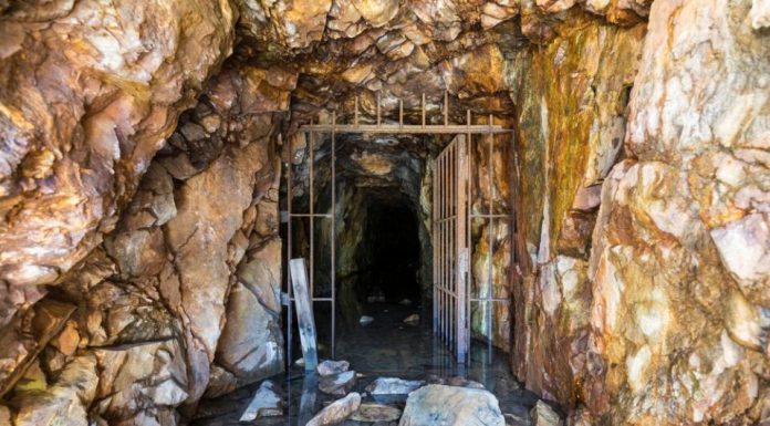 2 godine pošto je nestao rudar u starom rudniku radnici su pronašli njegovu kacigu: Nakon toga otkrivaju misteriju zbog koje su prebledeli
