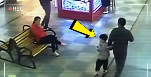 Devet meseci nakon otmice šestogodišnjeg dečaka, njegov otac ga slučajno pronalazi u tržnom centru.