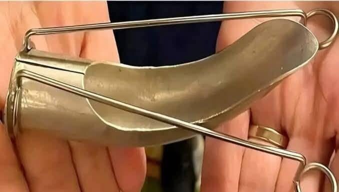 “Moja mama je ovo pronašla u očevom fioci… Da li je to ono što sam uvek strahovala?”