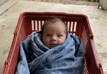 Nestala mi je kćerka prije pet godina — a onda sam jedno jutro na pragu našla bebu umotanu u NJENU jaknu.