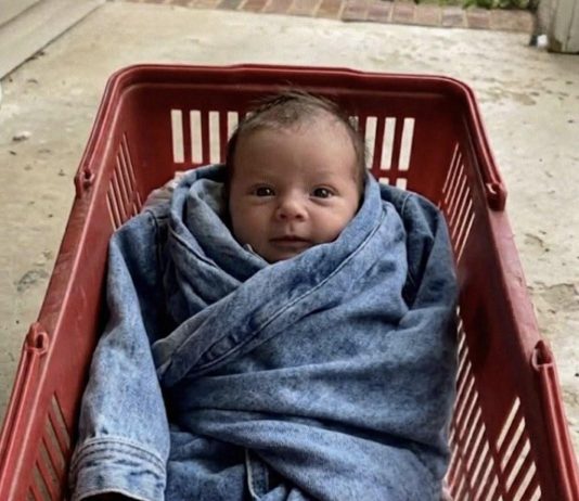 Nestala mi je kćerka prije pet godina — a onda sam jedno jutro na pragu našla bebu umotanu u NJENU jaknu.