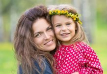 Rodila sam bliznakinje, ali samo jedna je preživela: 6 godina kasnije ćerkina slika sa školskom drugaricom otkriva mračnu tajnu koju su od mene krili najbliži