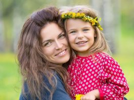 Rodila sam bliznakinje, ali samo jedna je preživela: 6 godina kasnije ćerkina slika sa školskom drugaricom otkriva mračnu tajnu koju su od mene krili najbliži