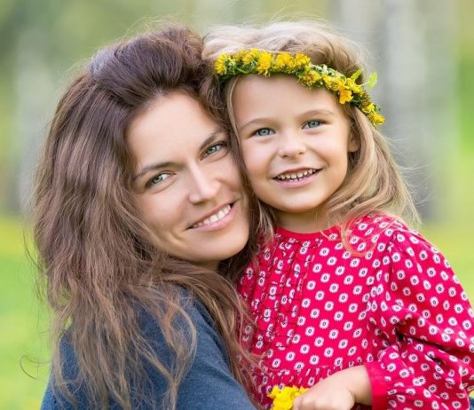 Rodila sam bliznakinje, ali samo jedna je preživela: 6 godina kasnije ćerkina slika sa školskom drugaricom otkriva mračnu tajnu koju su od mene krili najbliži