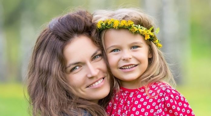 Rodila sam bliznakinje, ali samo jedna je preživela: 6 godina kasnije ćerkina slika sa školskom drugaricom otkriva mračnu tajnu koju su od mene krili najbliži