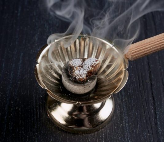 EVO ZAŠTO I KAKO PRAVILNO TREBA OKADITI KUĆU: Mnogi Srbi prave veliku grešku, a nisu ni svesni šta RADE