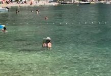 “Ovo je kraj svijeta” Žena snimljena u Crnoj Gori kako USRED MORA RADI OVO i internet je doslovno eksplodirao