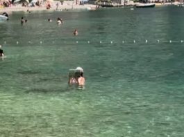 “Ovo je kraj svijeta” Žena snimljena u Crnoj Gori kako USRED MORA RADI OVO i internet je doslovno eksplodirao