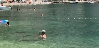 “Ovo je kraj svijeta” Žena snimljena u Crnoj Gori kako USRED MORA RADI OVO i internet je doslovno eksplodirao