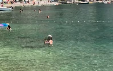 “Ovo je kraj svijeta” Žena snimljena u Crnoj Gori kako USRED MORA RADI OVO i internet je doslovno eksplodirao