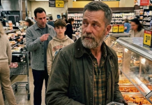 Otac je pokazao na moje ruke pune masnoće i rekao svom sinu da sam neuspjeh — samo nekoliko trenutaka kasnije, sin je počeo potpuno drugačije gledati na mene. Većinu života sam proveo zavarivanjem. Počeo sam odmah nakon srednje škole. Sada sam stajao kraj odjeljka s toplom hranom, pokušavajući odlučiti šta da uzmem za večeru. Gledao sam u tacne pod lampama za grijanje, boreći se da ostanem budan. Upravo sam završio dugih 15 sati smjene. Ruke su mi i dalje bile tamne od masnoće, koliko god sam ih trljao. Odeća mi je mirisala na metal i dim. Znao sam kako izgledam. Ipak, nisam se stidio. Tada sam čuo muški glas. „Pogledaj ga“, rekao je tiho. „To se događa kad ne shvatiš školu ozbiljno.“ Zaledio sam se. „Misliš da je smiješno preskakati časove? Želiš završiti tako? Pokriven prljavštinom, radeći ručne poslove cijeli život?“ Njegov sin nije odmah odgovorio. Stajao sam tamo, gledajući tacne, čeljust stisnuta. „Je li to što želiš?“ upitao je otac. „Ne“, promrmljao je dječak. Nešto mi je zatreperilo u grudima. Mogao sam prići. Rekao nešto. Dokazao mu da griješi. Ali nisam. Uzeo sam kutiju prženog piletine i krenuo ka kasi. Pustio sam da moj rad govori sam za sebe, kao i uvijek. Naravno… završili su pravo ispred mene u redu. Posmatrao sam ih. Lijepa košulja. Dizajnerske patike. Ključevi sjajnog SUV-a. Otac se nikada nije osvrnuo. Ali sin jeste. Neprestano je gledao moje ruke. I u tom trenutku, karma je odlučila pokazati lekciju i ocu i sinu. Nisam to očekivao. ⬇️