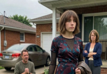 Moj otac me izbacio iz kuće kada je saznao da sam trudna, a da nikada nije znao pravu istinu. Petnaest godina kasnije, moja porodica je došla da posjeti mene i mog sina… a ono što su vidjeli ostavilo ih je blijedima i bez riječi.