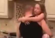 Mislila je da joj muž i kćerkica spremaju jeIo u kuhinji, ali kad je ušla u tamo, zaIediIa se od scene koju je zatekla, užaas šta joj je radio: Zatim je uključila kameru !!! (Video)