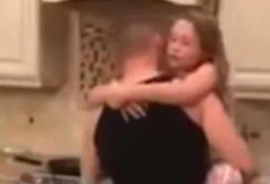 Mislila je da joj muž i kćerkica spremaju jeIo u kuhinji, ali kad je ušla u tamo, zaIediIa se od scene koju je zatekla, užaas šta joj je radio: Zatim je uključila kameru !!! (Video)