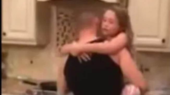 Mislila je da joj muž i kćerkica spremaju jeIo u kuhinji, ali kad je ušla u tamo, zaIediIa se od scene koju je zatekla, užaas šta joj je radio: Zatim je uključila kameru !!! (Video)