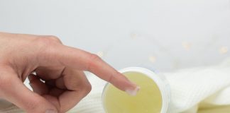 NAMAZALA JE UHO VAZELINOM I SAČEKALA PAR MINUTA Kad vidite rezultat, iste minute ćete uraditi isto