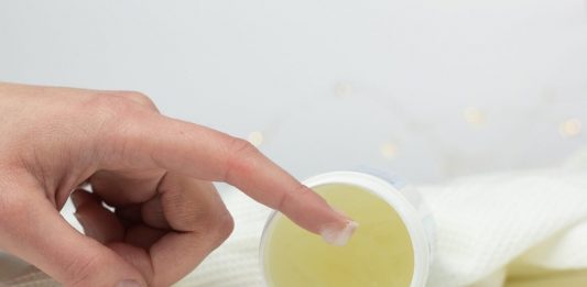 NAMAZALA JE UHO VAZELINOM I SAČEKALA PAR MINUTA Kad vidite rezultat, iste minute ćete uraditi isto