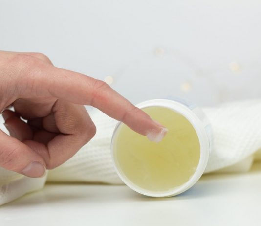 NAMAZALA JE UHO VAZELINOM I SAČEKALA PAR MINUTA Kad vidite rezultat, iste minute ćete uraditi isto