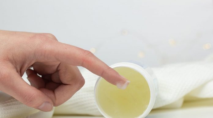 NAMAZALA JE UHO VAZELINOM I SAČEKALA PAR MINUTA Kad vidite rezultat, iste minute ćete uraditi isto