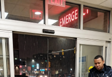 Pas je utrčao u bolnicu s ogromnom crnom vrećom za smeće na leđima: medicinske sestre su ga pokušale otjerati, sve dok jedna od njih nije primijetila nešto čudno u njegovom ponašanju