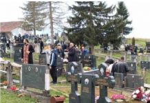 Pokojnika u Rogoznici spustili na zemlju, kada su svi očekivali popov glas, začulo se nešto jezivo: Svi su gutali suze i knedle u grlu