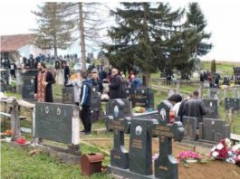 Pokojnika u Rogoznici spustili na zemlju, kada su svi očekivali popov glas, začulo se nešto jezivo: Svi su gutali suze i knedle u grlu