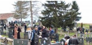 Pokojnika u Rogoznici spustili na zemlju, kada su svi očekivali popov glas, začulo se nešto jezivo: Svi su gutali suze i knedle u grlu