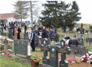 Pokojnika u Rogoznici spustili na zemlju, kada su svi očekivali popov glas, začulo se nešto jezivo: Svi su gutali suze i knedle u grlu