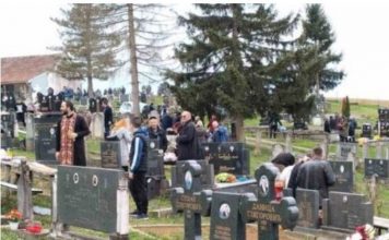 Pokojnika u Rogoznici spustili na zemlju, kada su svi očekivali popov glas, začulo se nešto jezivo: Svi su gutali suze i knedle u grlu