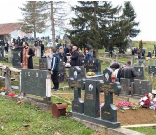 Pokojnika u Rogoznici spustili na zemlju, kada su svi očekivali popov glas, začulo se nešto jezivo: Svi su gutali suze i knedle u grlu
