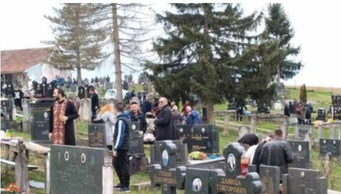 Pokojnika u Rogoznici spustili na zemlju, kada su svi očekivali popov glas, začulo se nešto jezivo: Svi su gutali suze i knedle u grlu