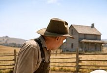 KOPALA JE ISTO MJESTO DANIMA… KAD JE ZARONIO LOPATU, OTKRIO JE TAJNU KOJA NIKADA NIJE TREBALA IZAĆI NA SVJETLO