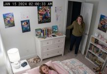 Moja osmogodišnja ćerka stalno mi je pričala da joj se krevet oseća „previše zategnuto“. U 2:00 ujutro, kamera mi je konačno pokazala zašto.