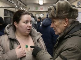 Svako jutro ženi je bilo mučno, a ljekari nisu mogli pronaći uzrok, sve dok jednog dana u autobusu stariji zlatar nije primijetio njenu ogrlicu i tiho rekao: „Ako vam je život drag, odmah skinite ovaj privjesak i nikada ga više ne nosite.“