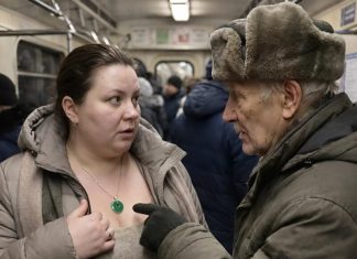 Svako jutro ženi je bilo mučno, a ljekari nisu mogli pronaći uzrok, sve dok jednog dana u autobusu stariji zlatar nije primijetio njenu ogrlicu i tiho rekao: „Ako vam je život drag, odmah skinite ovaj privjesak i nikada ga više ne nosite.“