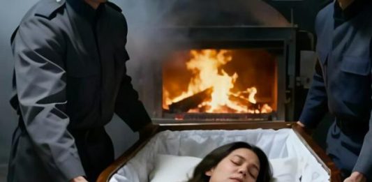 Kroz staklo krematorija primijetio je blagi potres trbuha svoje trudne supruge. Na trenutak je pomislio da je to samo iluzija boli, ali pokret se ponovio – jasno, očito. Ono što se zatim dogodilo šokiralo je sve.