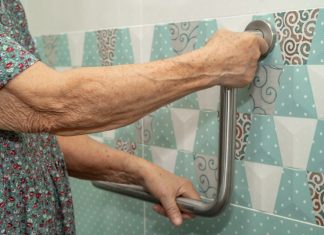 Koliko puta nedeljno se treba tuširati nakon 65. godine: Dermatolog iznenadio odgovorom