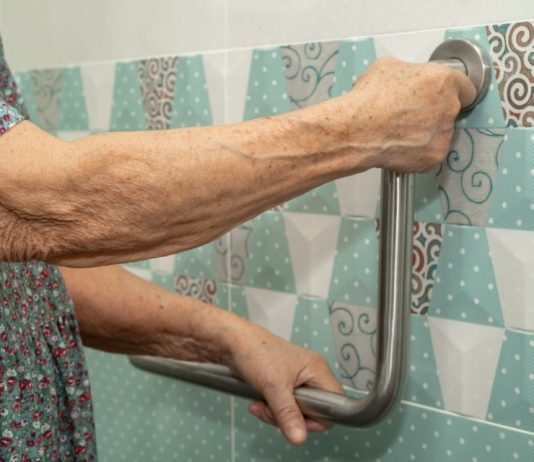 Koliko puta nedeljno se treba tuširati nakon 65. godine: Dermatolog iznenadio odgovorom