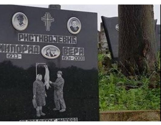 Ovako nešto postoji samo u Srbiji! Ljudi kada vide ovaj spomenik moraju da ga slikaju! KADA vidite šta piše dole šokirat će te se (FOTO)